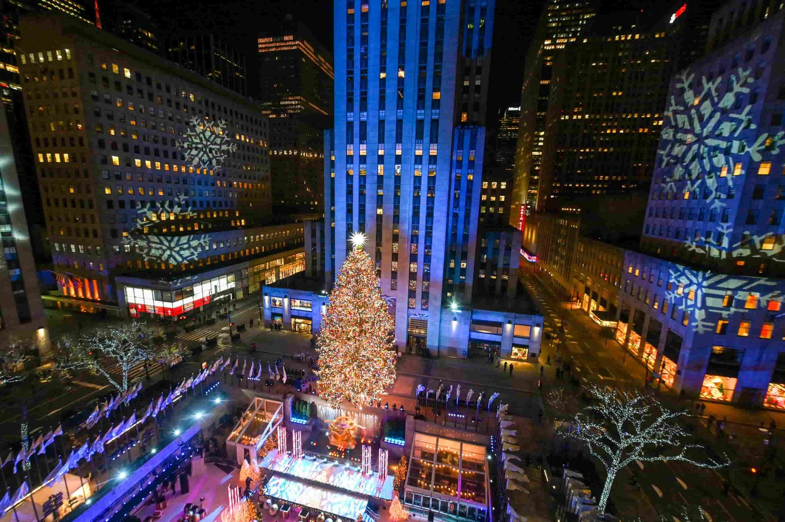 big christmas tree with light in front of the Rockefeller center - Travelistia