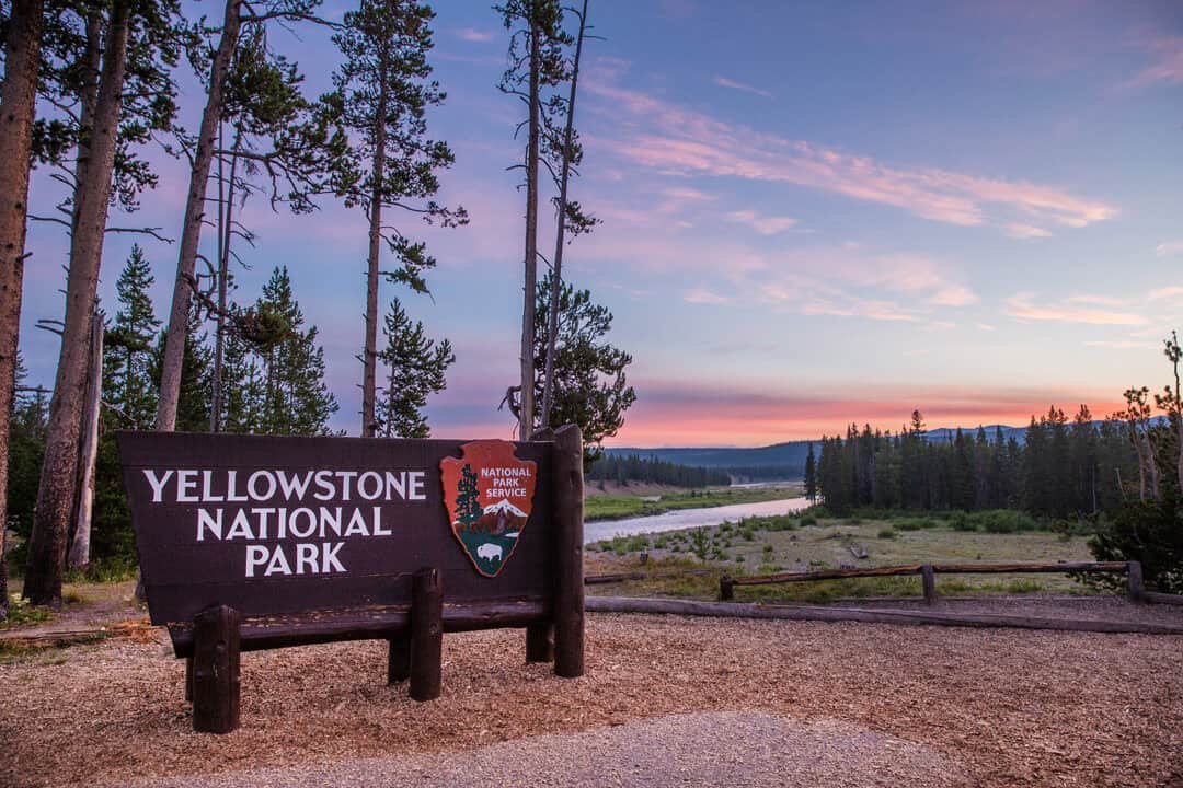 how to go to yellowstone national park with travel guide