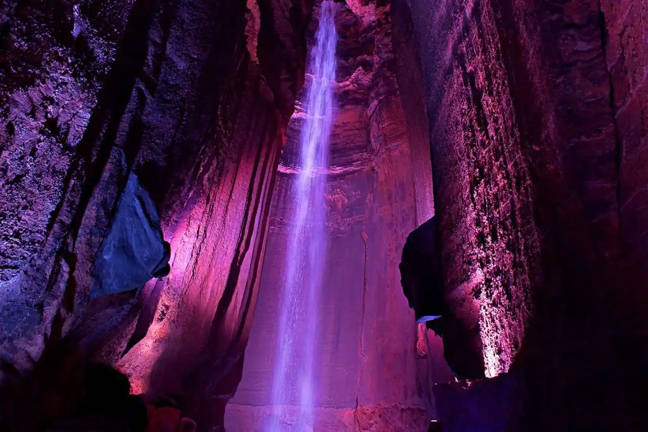 Ruby Falls
Underground Waterfall
Waterfall+Cavern