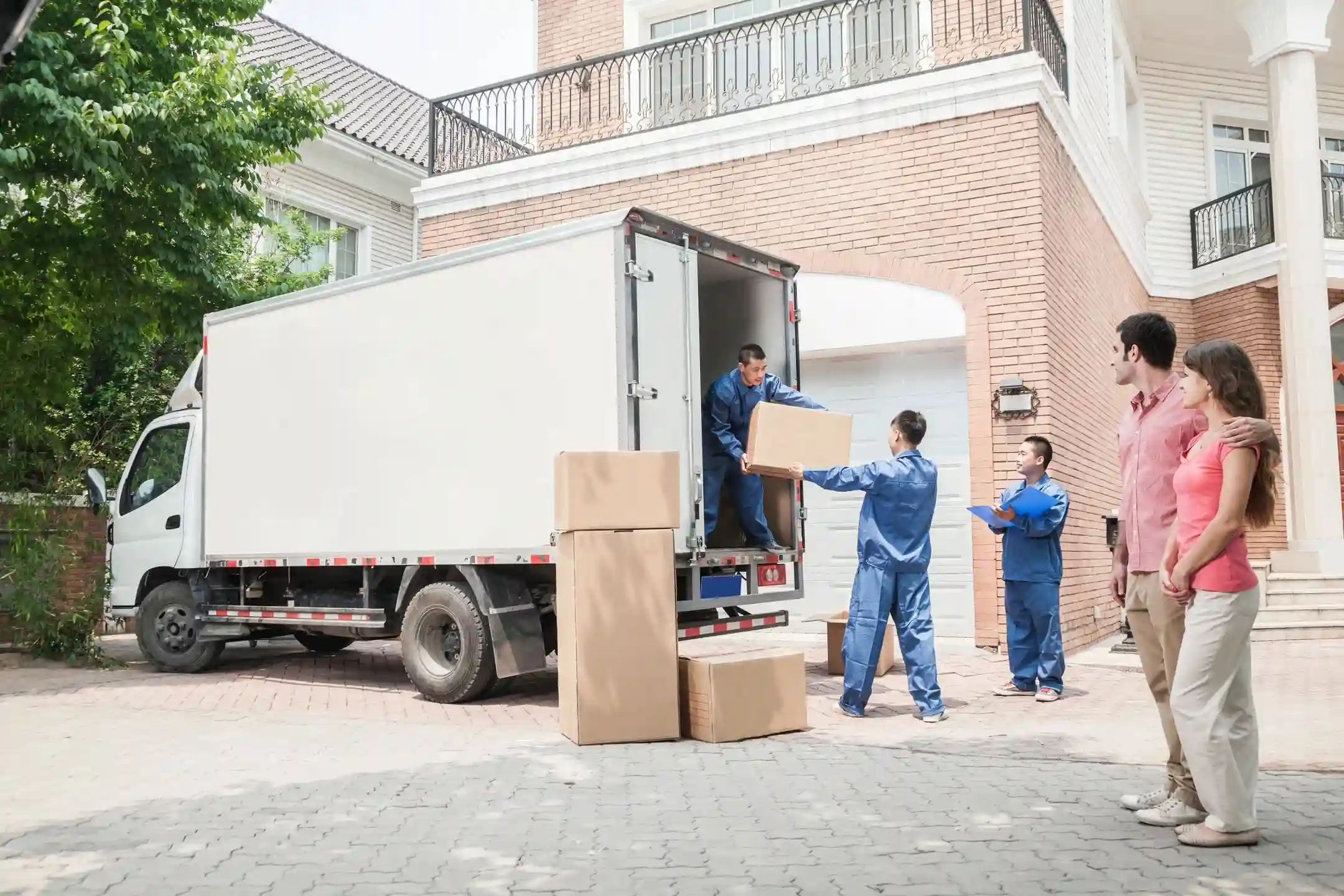 Moving
Loading and unloading
Packing and moving services