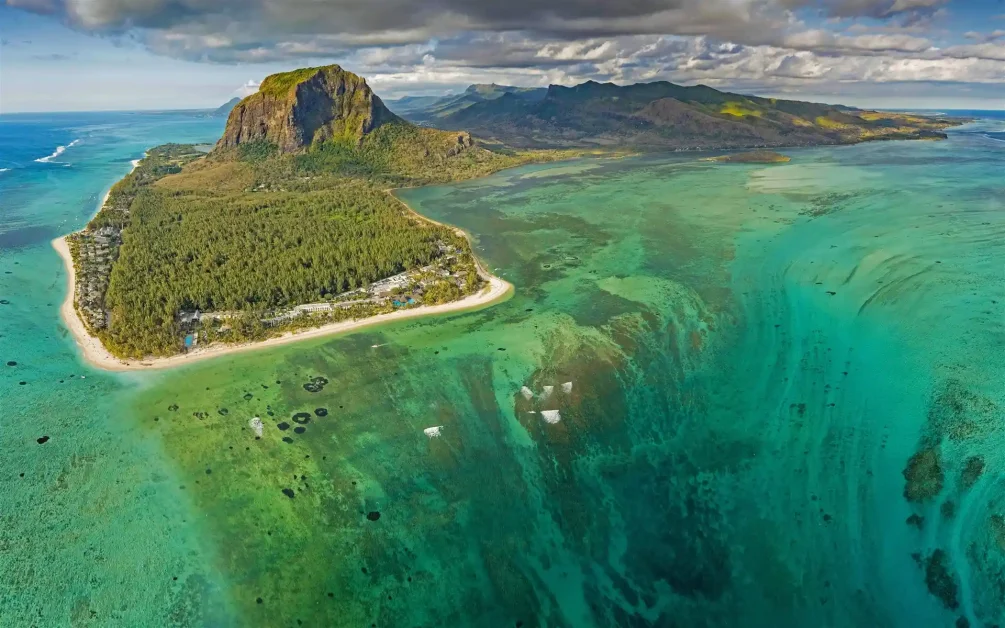 Mauritius’ Underwater Waterfall: A Place that Doesn’t Feel Real 