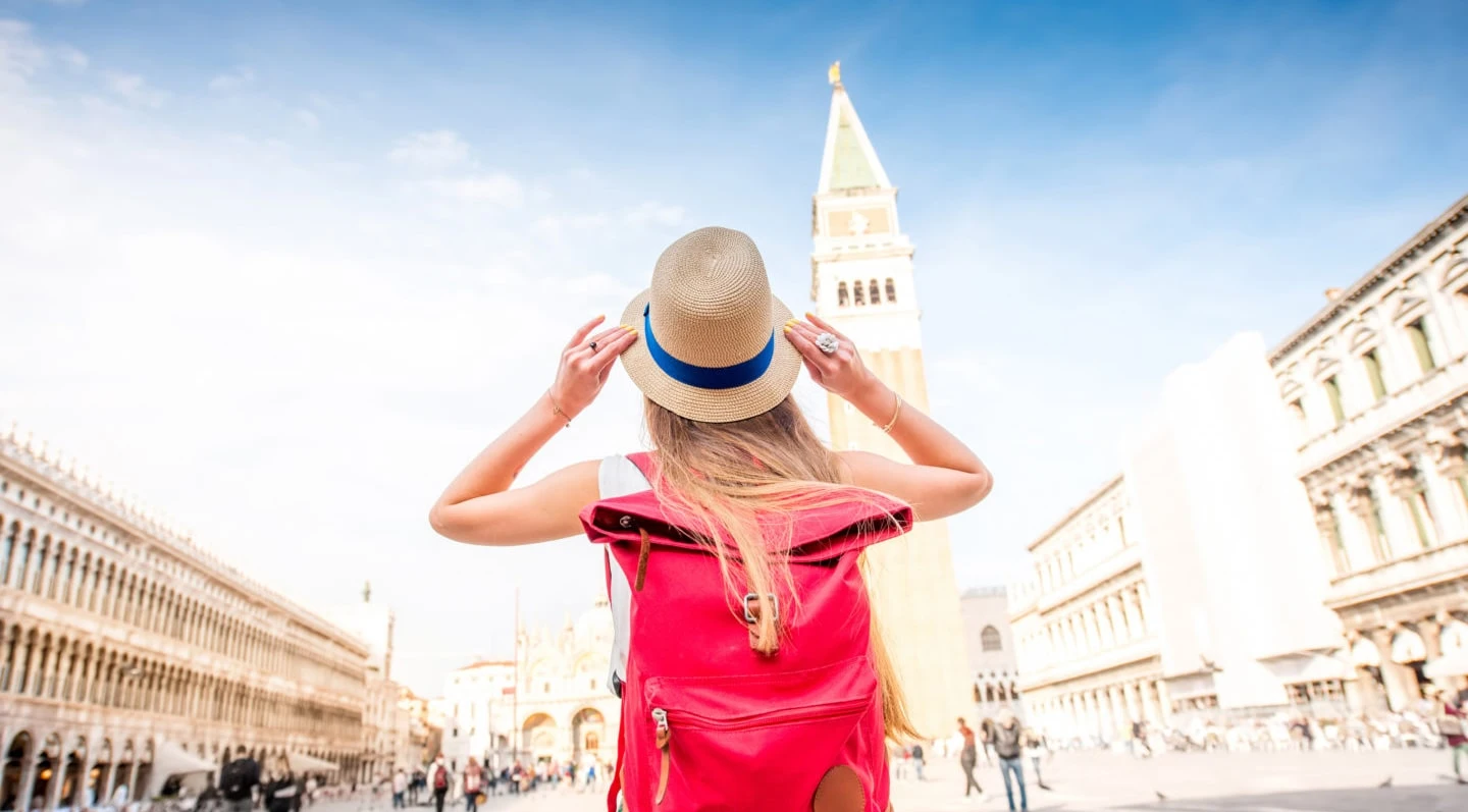 She traveled the world. Женщина в путешествии. Путешествие в одиночку. Travel Tourist. Путешествие Shutterstock.