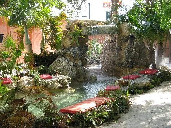 Everglades International Hostel