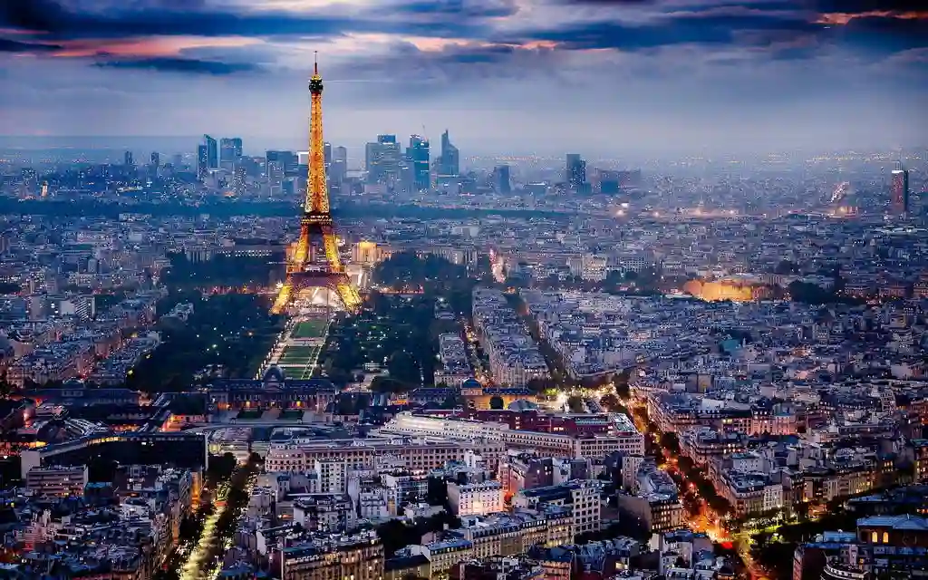 Travelling on a Budget: To See Paris and Not to Die
