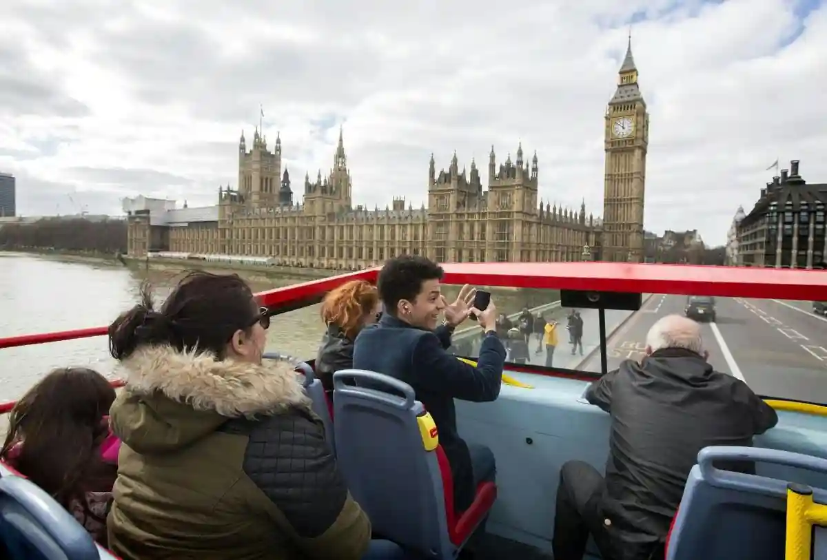 Comfortable Touring of London: The Advantages of Hiring a Bus with a Driver