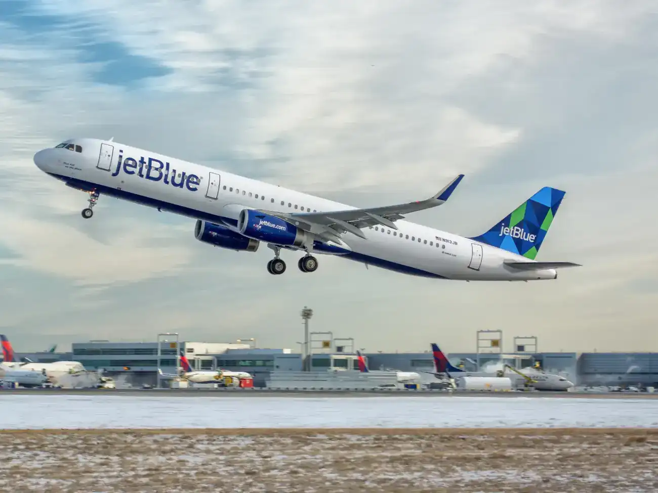 Top 10 Most Popular U.S. Airlines to Fly in 2025 6 JetBlue – Cabin Comfort Champion