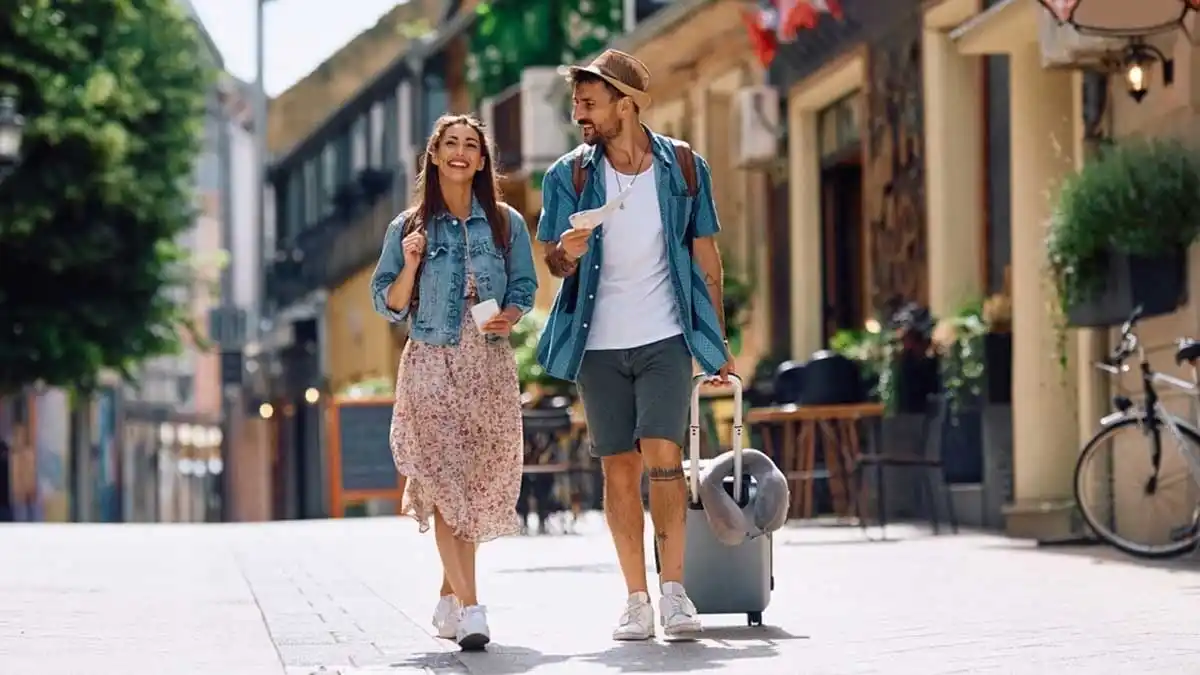 The Ultimate Summer Guide for Solo Travelers 9 Meet People While Traveling Solo