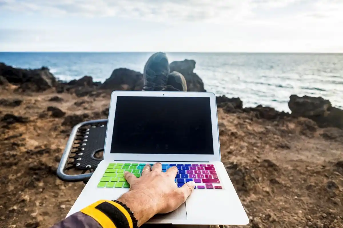 Vanlife Across Canada: The One eSIM That Survived Every Dead Zone 8 Staying Connected for Remote Work in the Wild