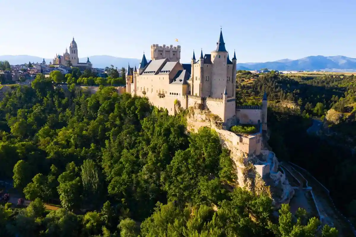 Stroll to the Alcazar de Segovia