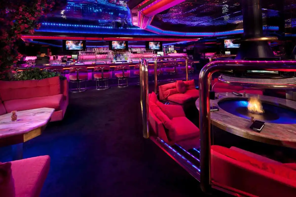 The Peppermill Restaurant and Fireside Lounge – Retro Vegas Neon Nostalgia