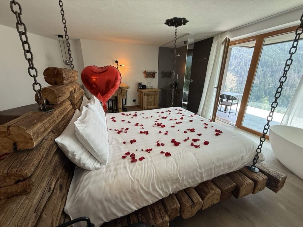 Chalet Al Foss - Unique Chalet room with chain bed hanging from ceiling, love heart balloons and rose petals